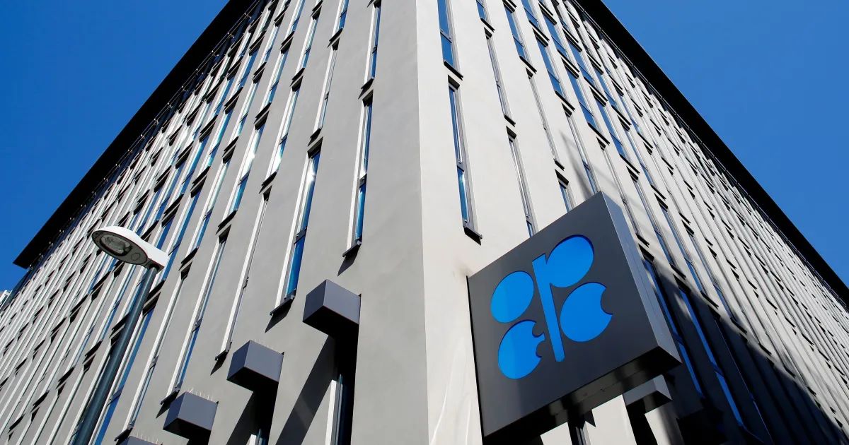 Plataforma de petróleo ao entardecer