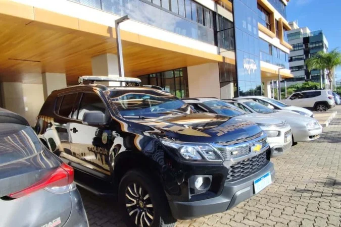 Agentes da Polícia Federal cumprindo mandados da Operação Compliance Zero