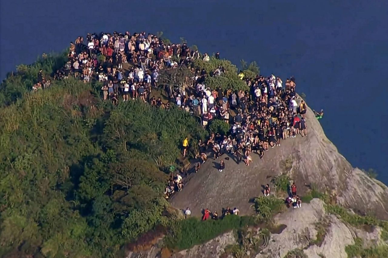 Turistas no alto do Morro Dois Irmãos durante operação policial