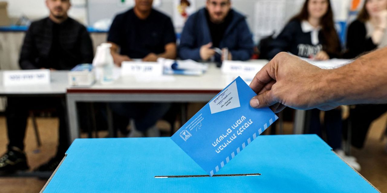 Painel com resultados eleitorais