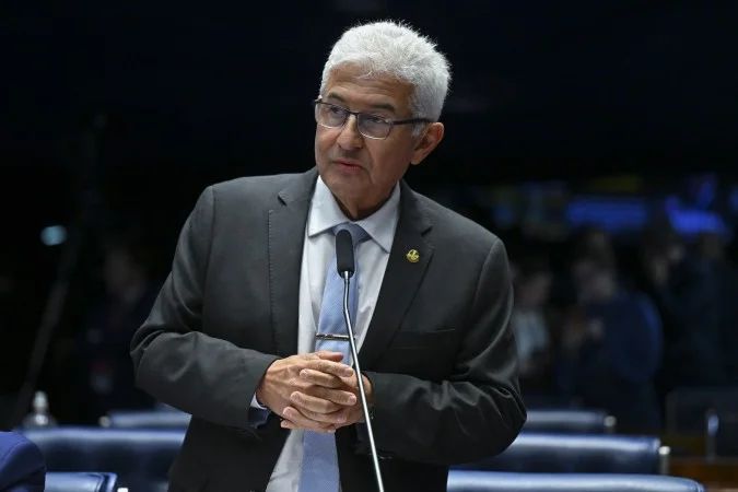 Senadores no plenário do Senado
