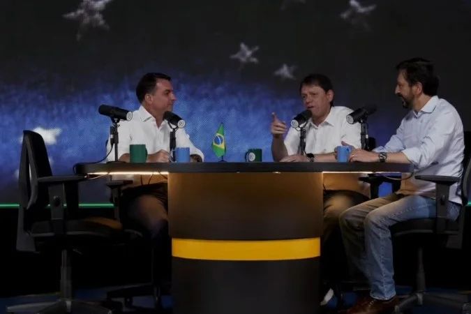 Flávio Bolsonaro, Tarcísio de Freitas e Ricardo Nunes durante transmissão ao vivo