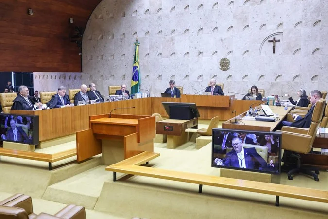 Senadores em debate sobre o STF