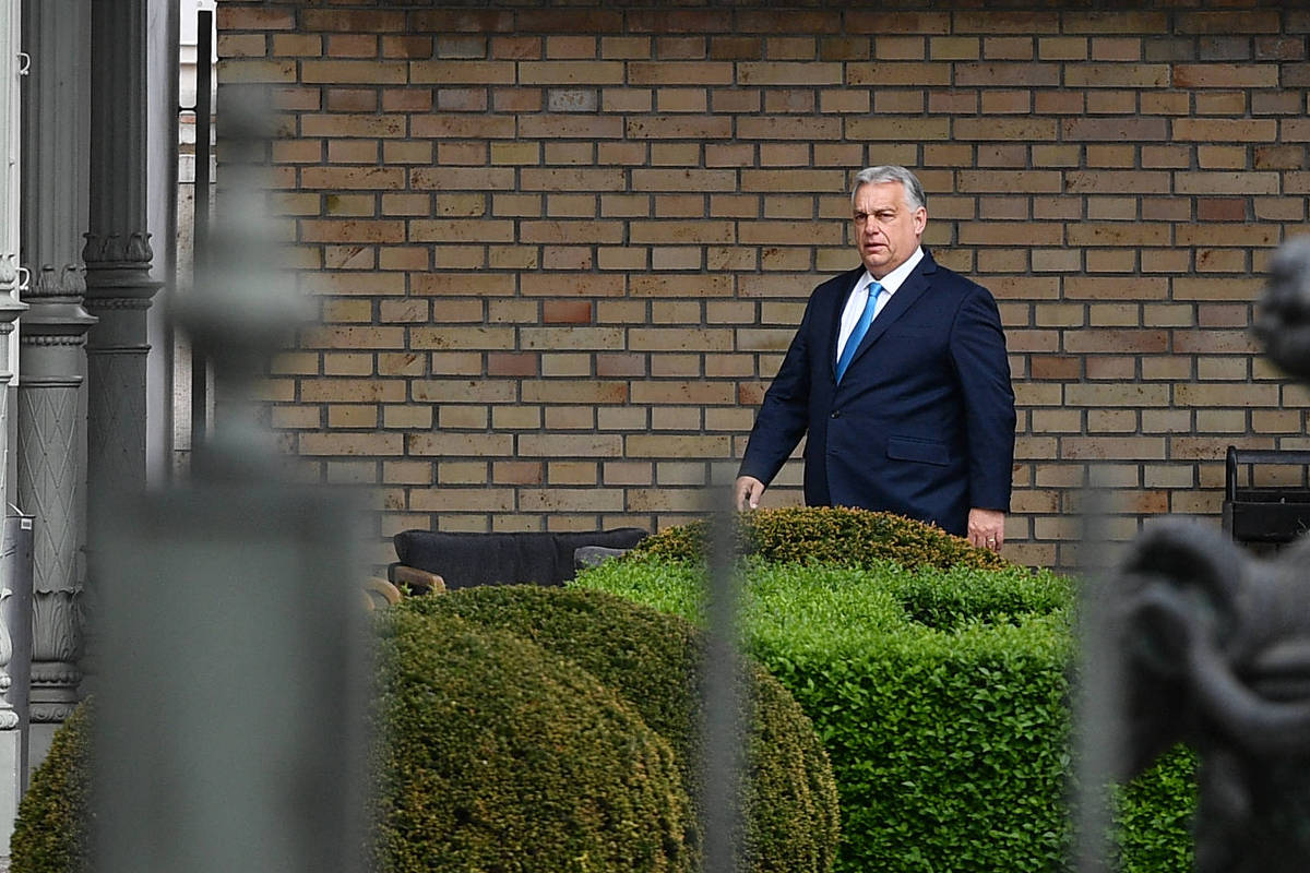 Viktor Orbán falando em entrevista após derrota eleitoral