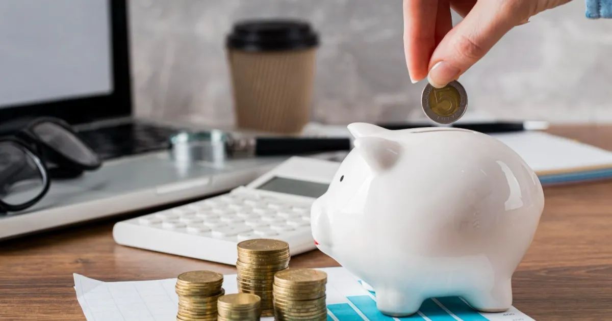 Pessoa organizando finanças com planilha e calculadora