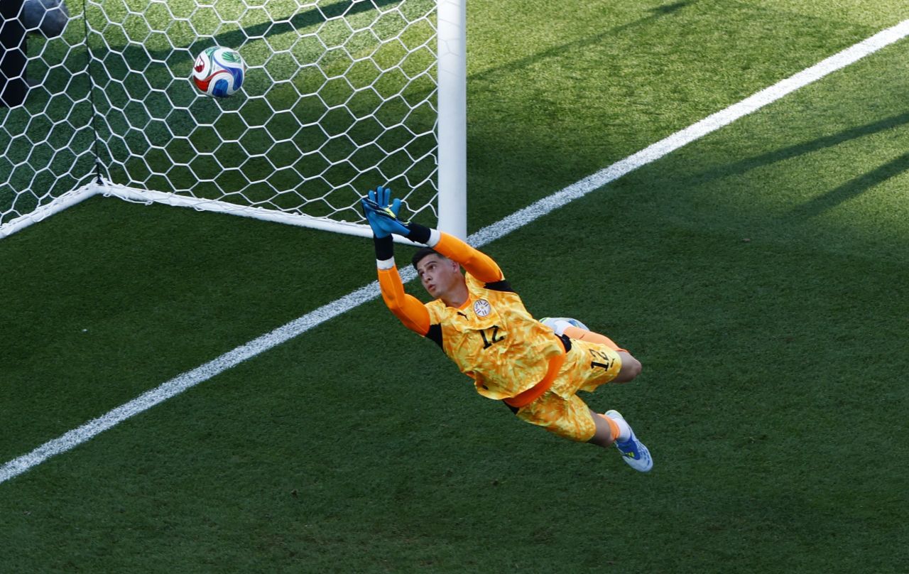 Orlando Gill fazendo defesa durante jogo Paraguai x França