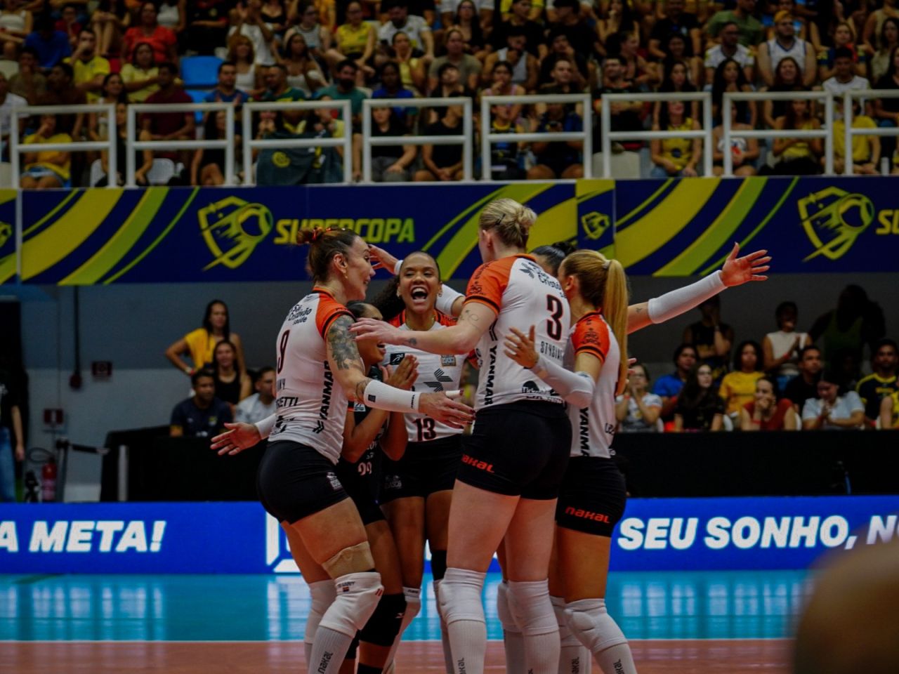 Jogadoras do Osasco comemoram título da Supercopa em quadra