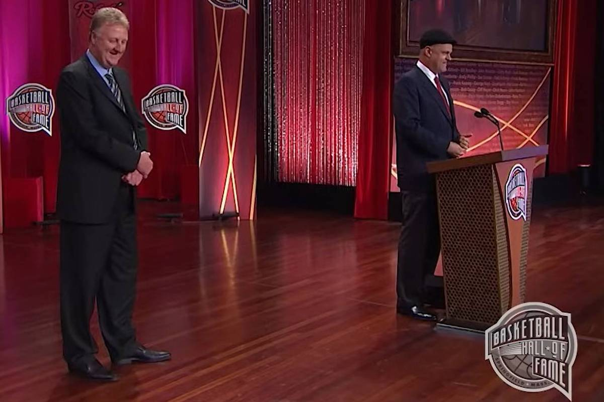 Oscar Schmidt em ação, arremessando durante partida
