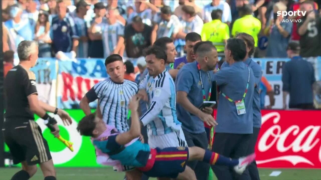 Otamendi discutindo com Rodri após a final da Copa do Mundo