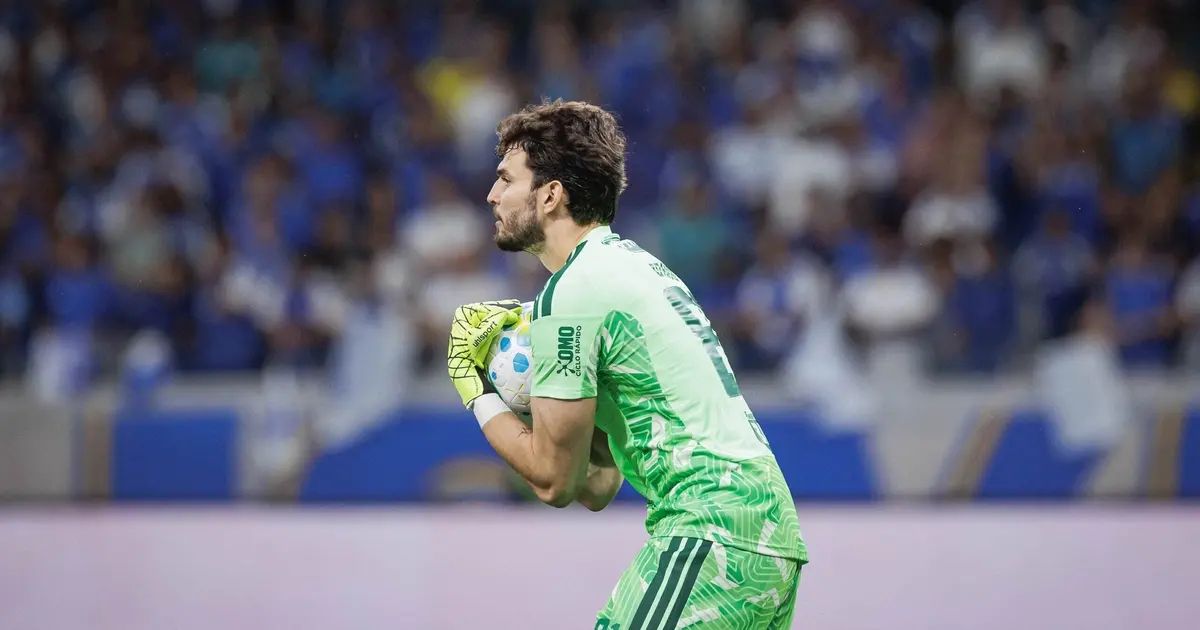 Renan Lodi comemora gol contra o Cruzeiro no Mineirão