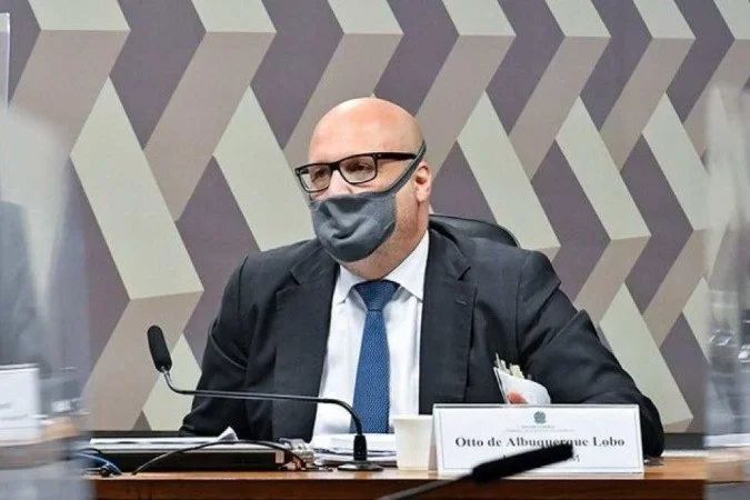 Otto Lobo no plenário do Senado durante votação