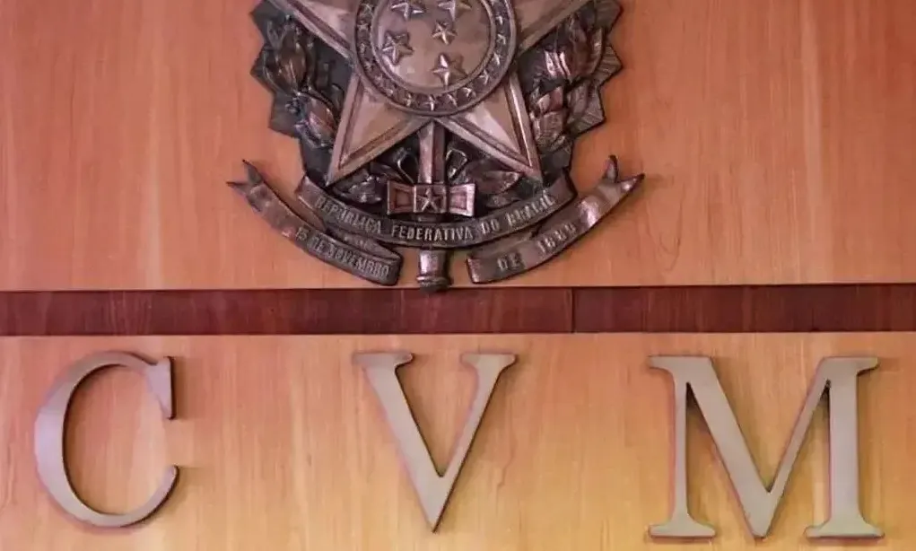 Plenário do Senado e logo da CVM