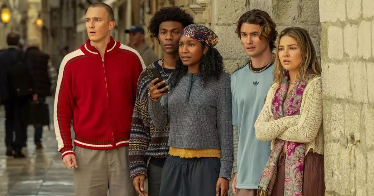 Cena da série Outer Banks com os protagonistas em ambiente costeiro