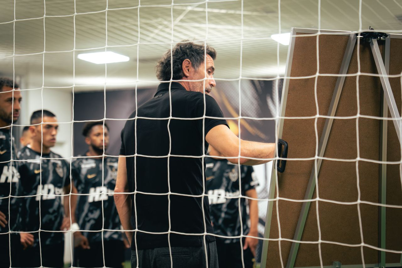 Eduardo Domínguez durante treino do Atlético-MG