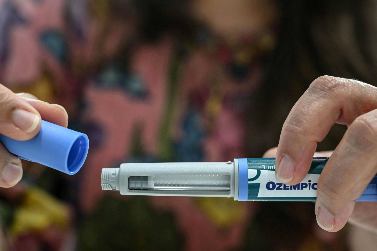 caneta injetora e frasco de medicamento injetável