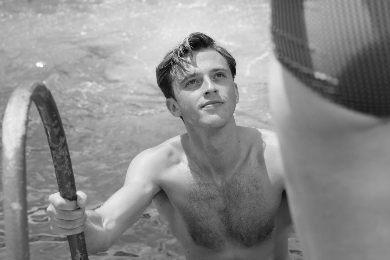 Cena em preto e branco de 'O Estrangeiro', adaptação de François Ozon