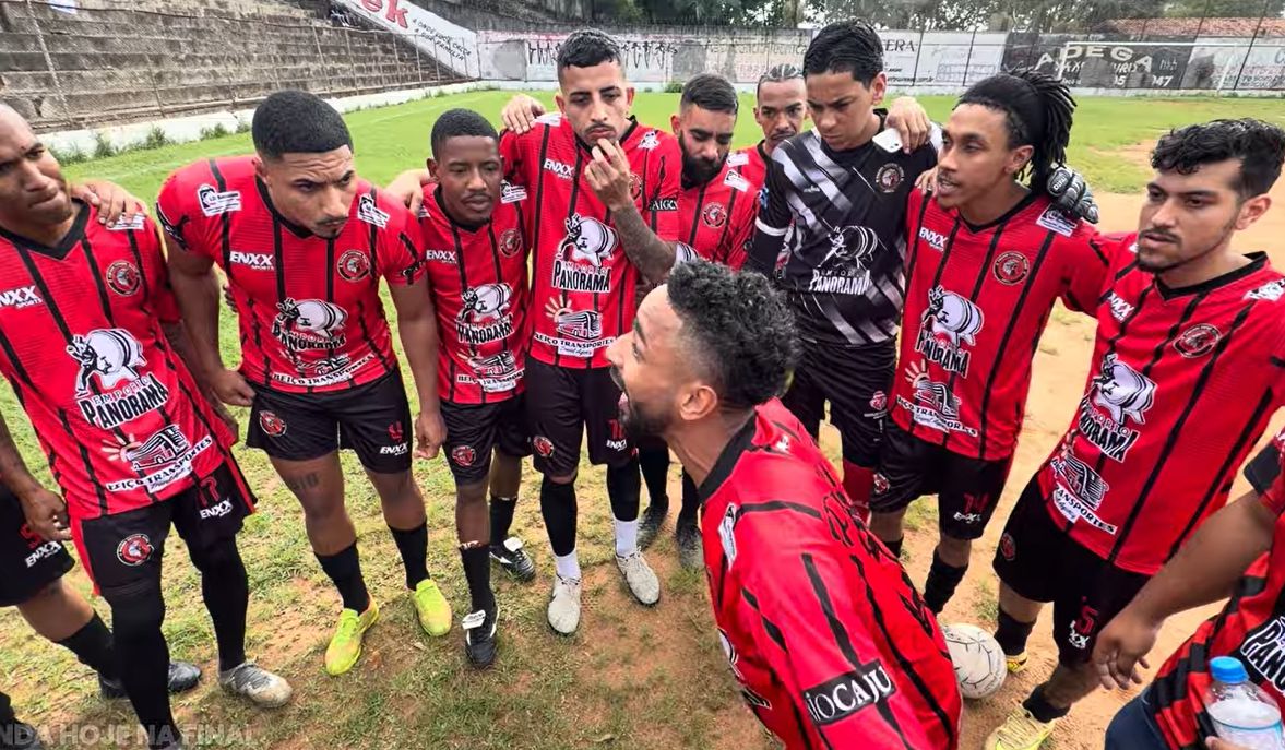 Jogadores do Pacari comemorando o título da Copa Várzea Raiz em Santo André