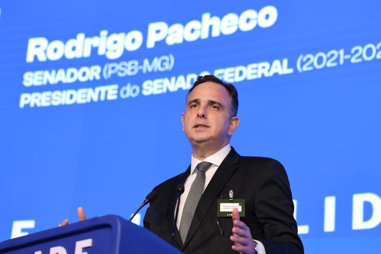 Senador Rodrigo Pacheco em sessão no Senado