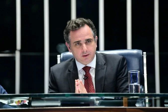 Senador Rodrigo Pacheco em plenário do Senado