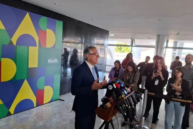 Alexandre Padilha conversa com jornalistas no Palácio do Planalto