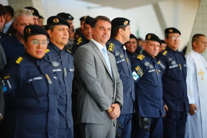 Imagem de Nossa Senhora Aparecida com elementos de redes sociais ao fundo
