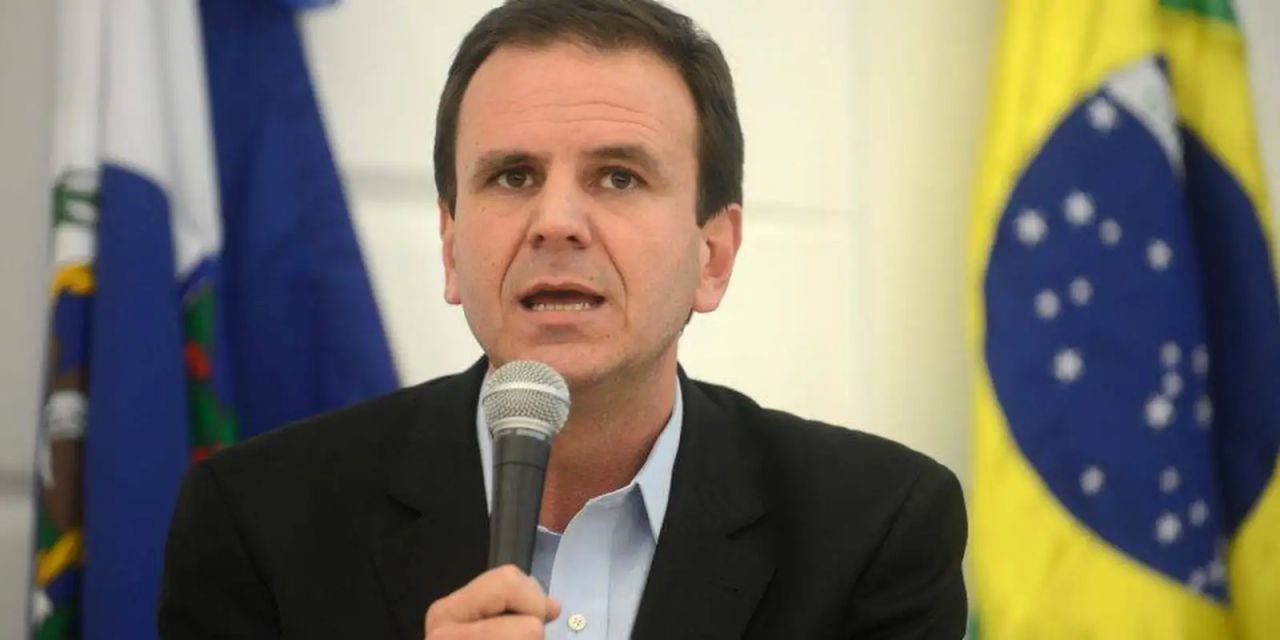 Eduardo Paes anunciando desistência de candidatura