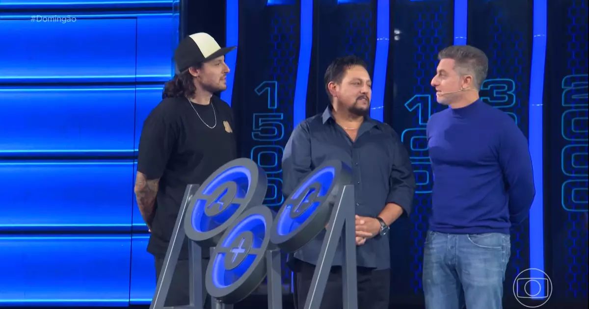 Pai e filho comemoram prêmio em programa de TV