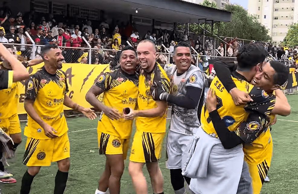 Jogadores do Palestrinha comemorando o título da 1ª Divisão de São Bernardo do Campo