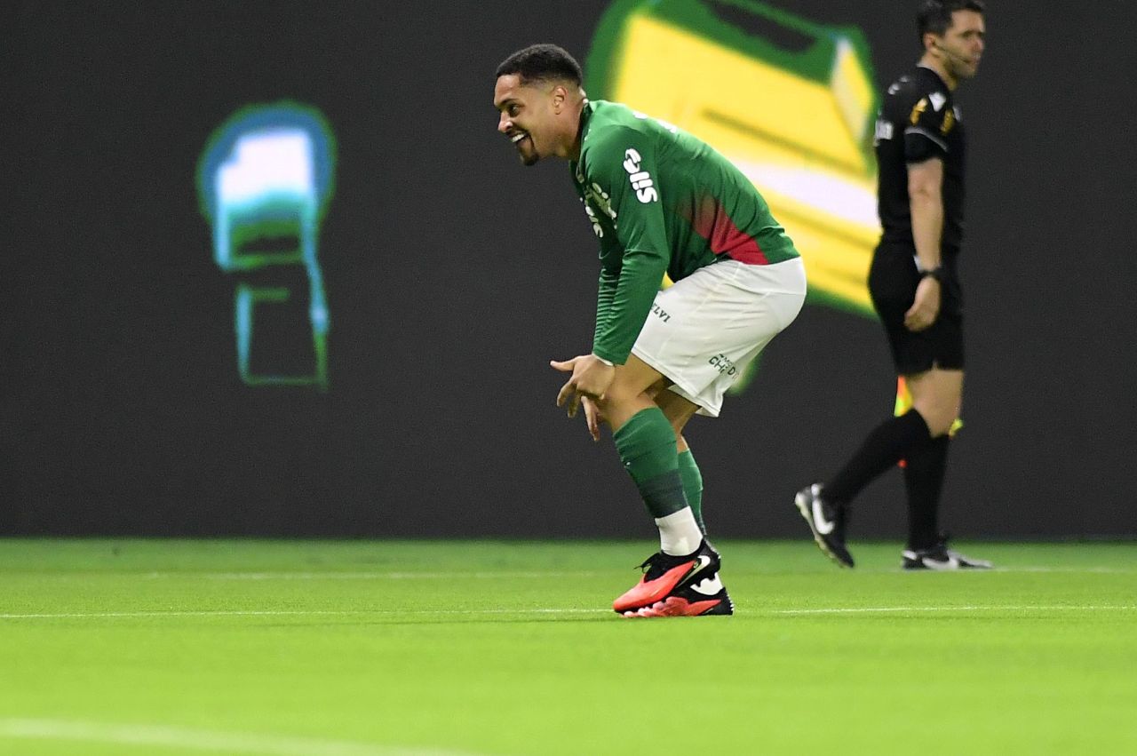 Vitor Roque comemora gol do Palmeiras