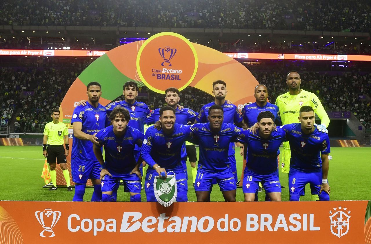 Flaco López comemorando gol