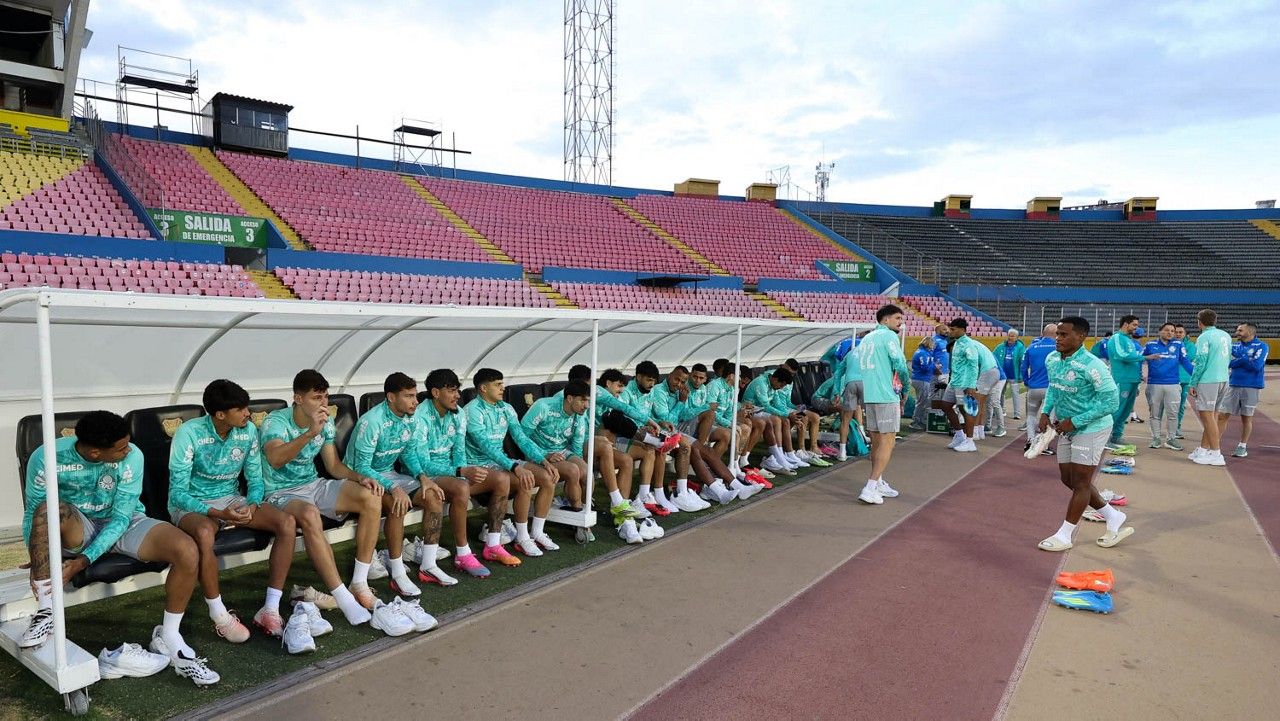 Elenco do Palmeiras treinando em Quito