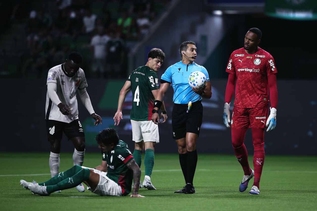 Árbitro consulta monitor do VAR durante partida