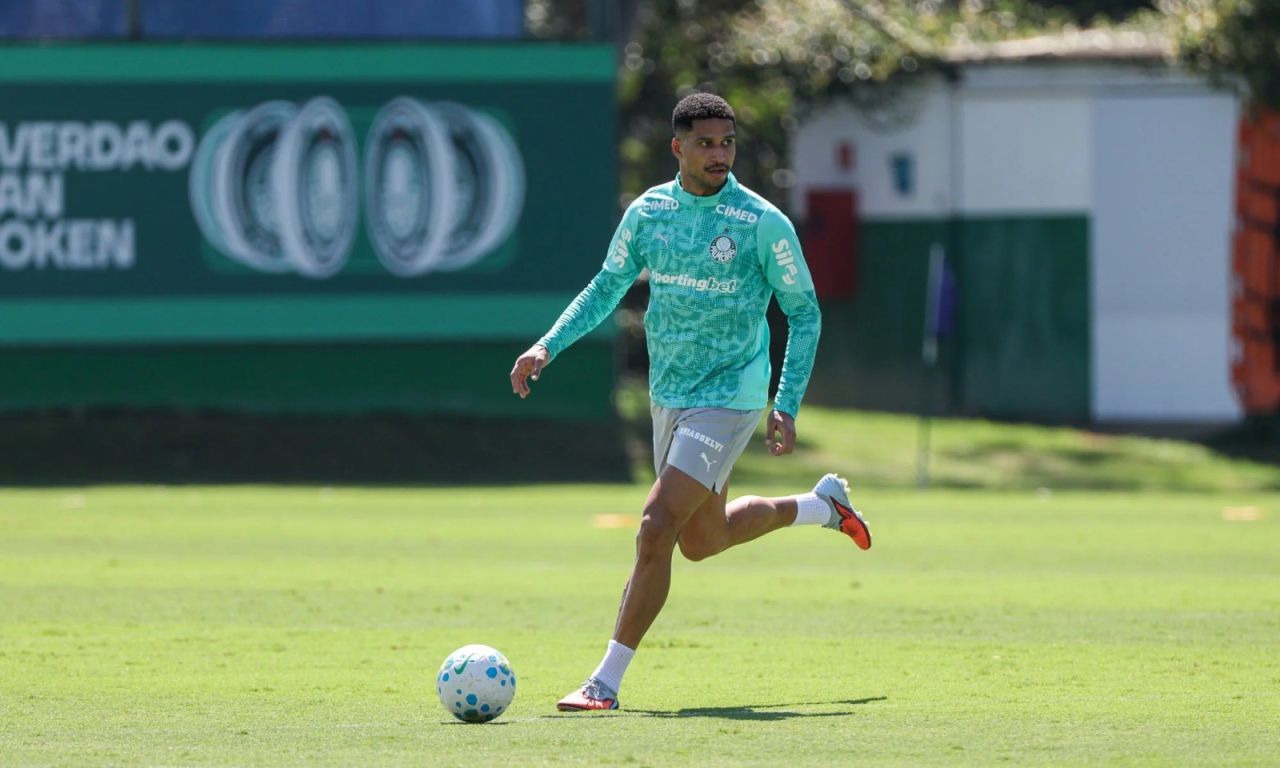 Murilo em treino na Academia de Futebol