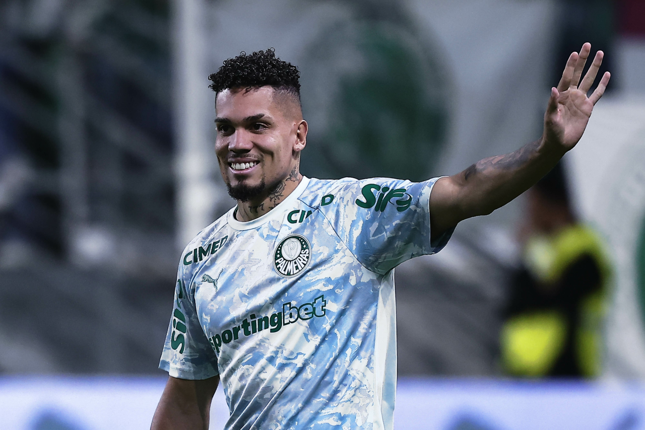 Paulinho entrando em campo pelo Palmeiras