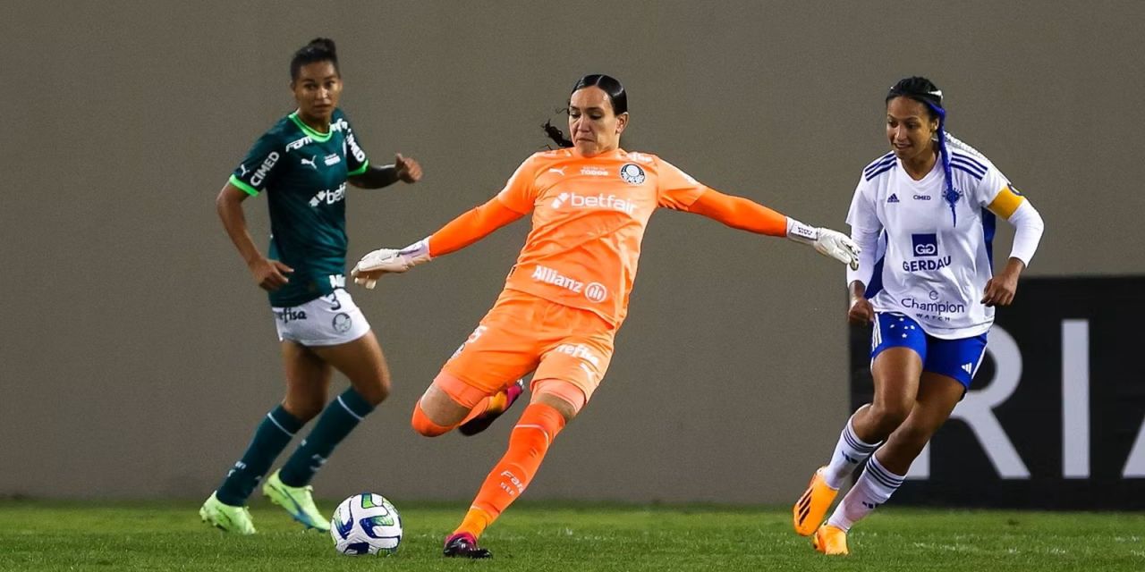 Kate Tapia em ação com a camisa do Palmeiras