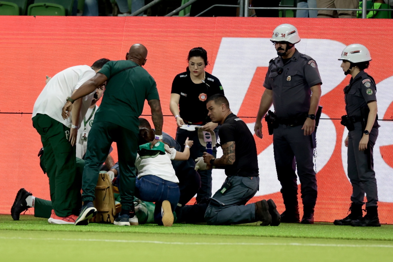 Torcedor fantasiado de Hulk sendo atendido após tentativa de invasão