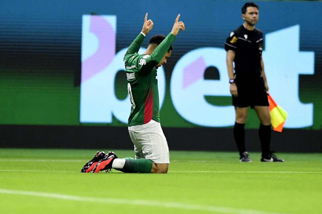 Vitor Roque comemorando o segundo gol do Palmeiras