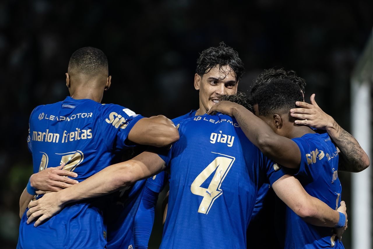 Jogadores do Palmeiras comemoram gol