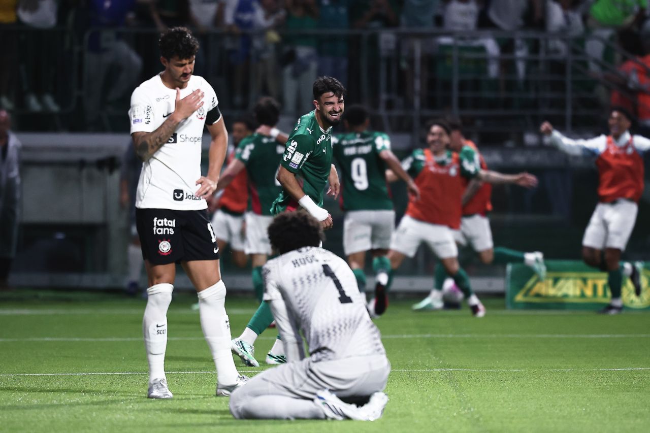 Giay comemora gol pelo Palmeiras no Dérbi