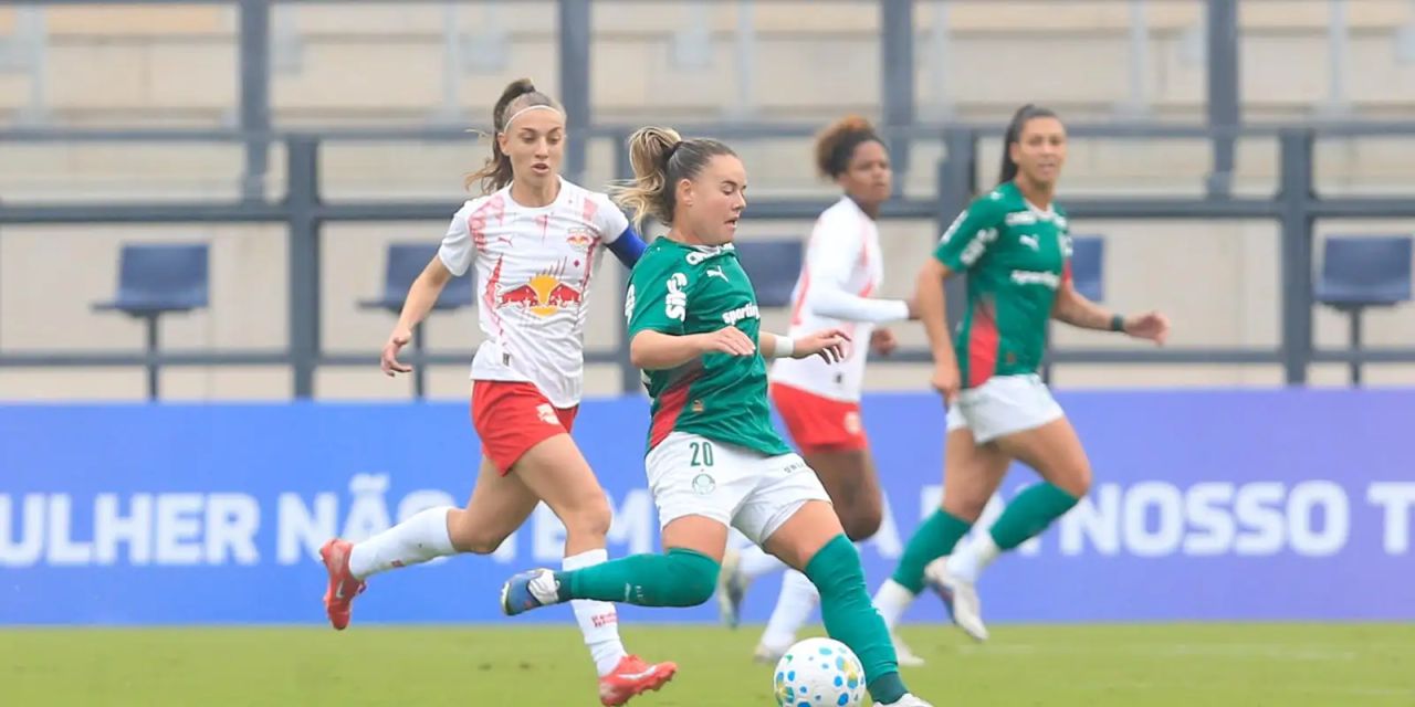 Jogadoras do Palmeiras comemorando gol no estádio