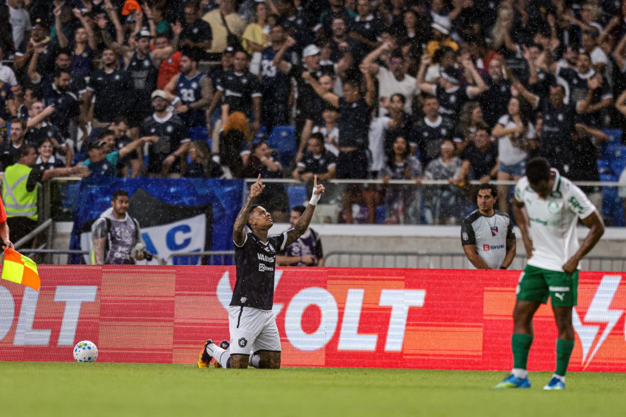 Sosa comemorando gol contra o Remo em Belém