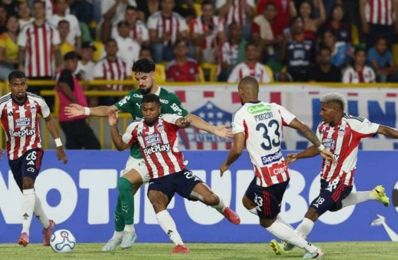 Palmeiras em campo contra o Junior Barranquilla em Cartagena