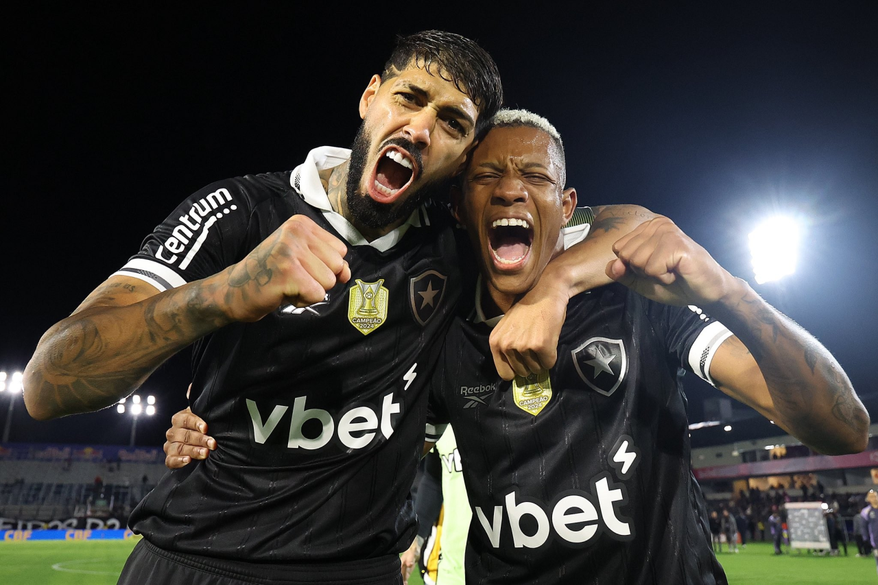 Barboza e Danilo comemoram com a camisa do Botafogo