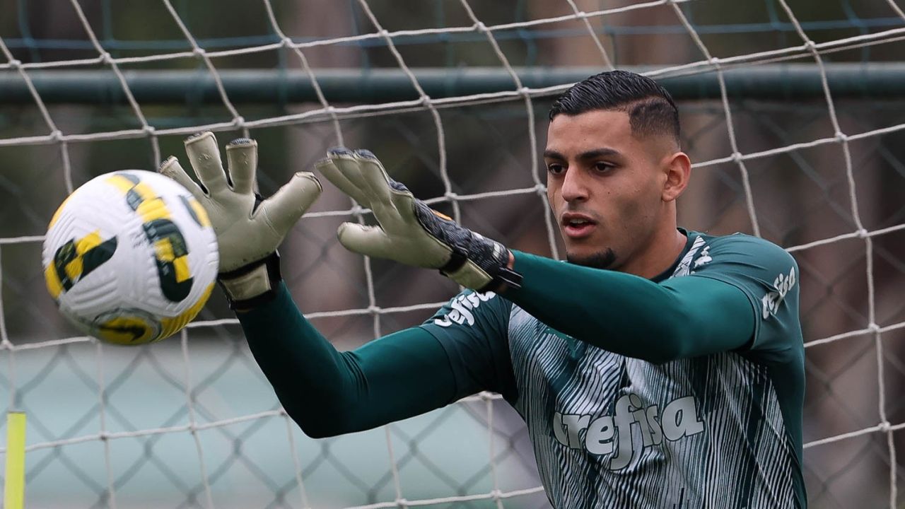 Goleiro Kaique em ação pela seleção sub-20