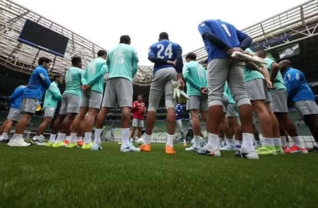 Jogadores do Palmeiras aquecendo antes da partida