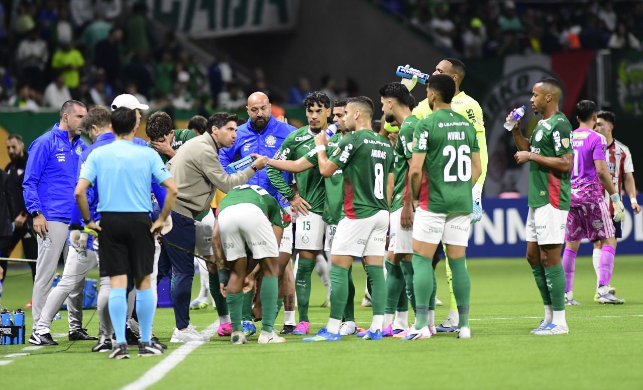 Abel Ferreira orienta jogadores do Palmeiras durante partida contra Junior Barranquilla