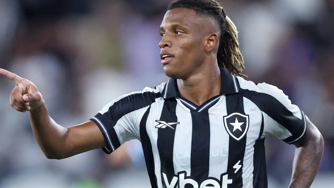 Danilo em ação pela seleção brasileira