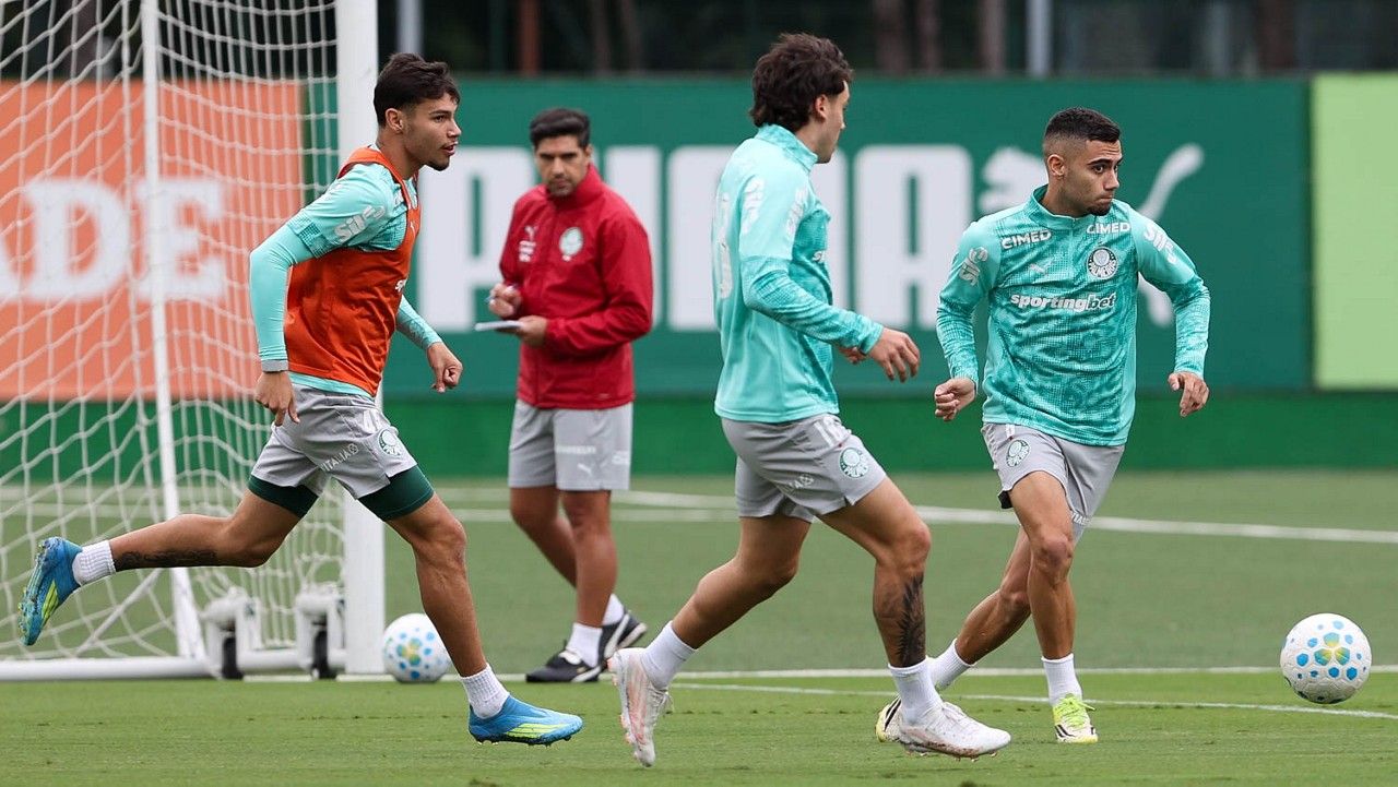 Abel Ferreira observa treino do Palmeiras na Academia de Futebol