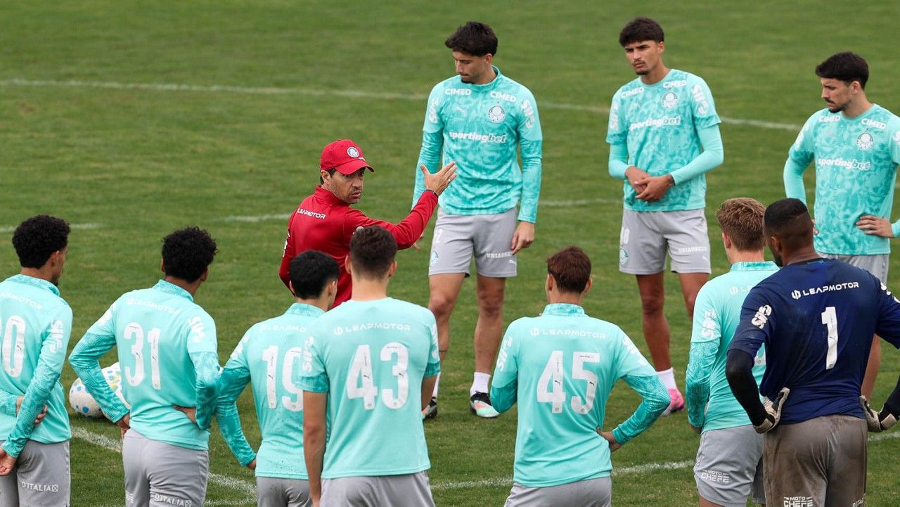 Abel Ferreira orienta treino do Palmeiras na Academia de Futebol