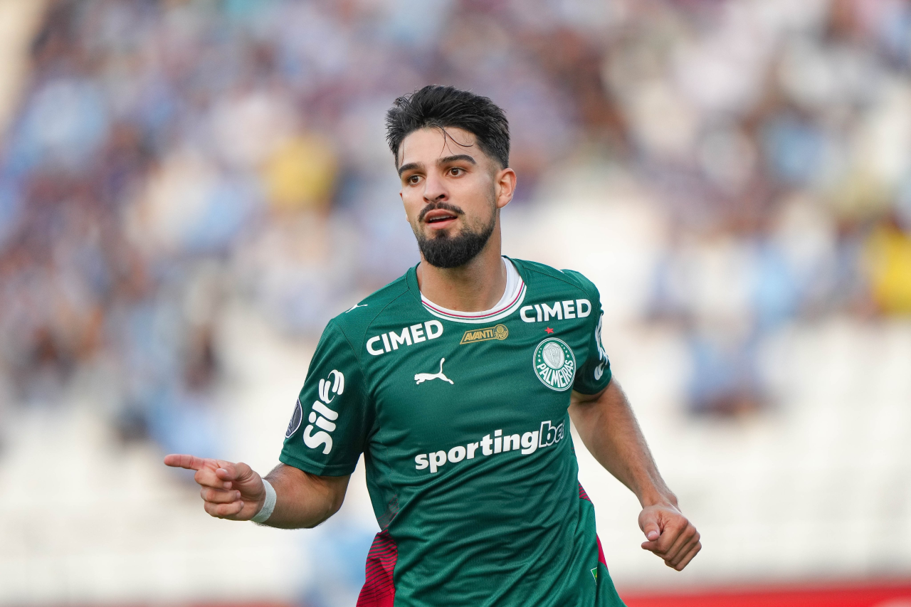 Flaco López comemora gol contra Sporting Cristal